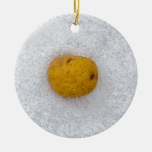 Kartoffelmakro als Hintergrund mit Salz Keramik Ornament