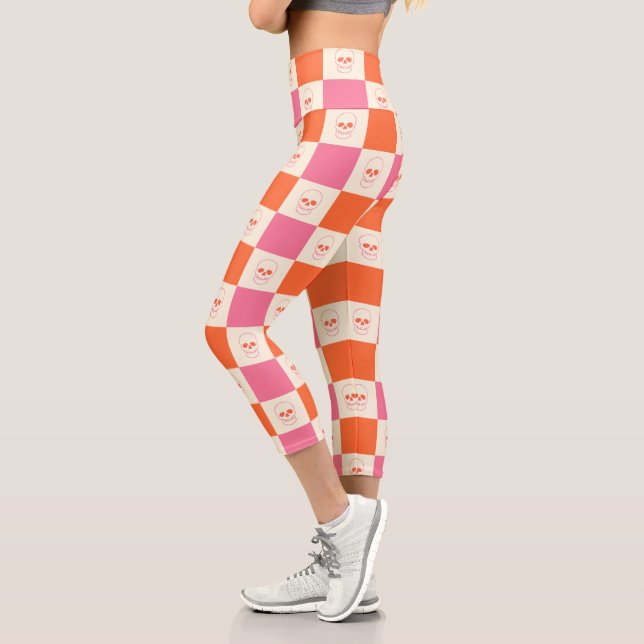 Karton-Skulpturen in Rosa, Orange und Creme Capri Leggings (Links)