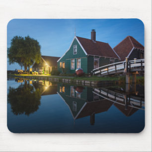 Käsebauernhaus in den Niederlanden in der Dämmerun Mousepad