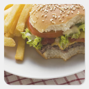 Käseburger, beige genommen, mit Pommes frites Quadratischer Aufkleber