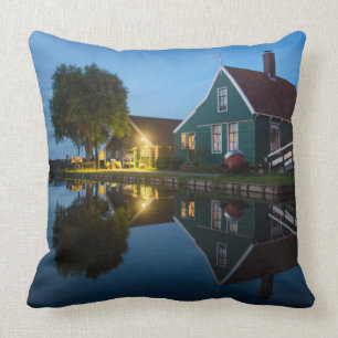 Käsefarm in Holland bei Dämmerung Kissen