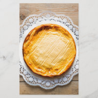 Käsekuchen auf rustikalen Holzkuchen oben.