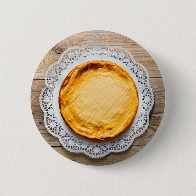Käsekuchen auf rustikalen Holzkuchen oben. Button (Vorderseite)