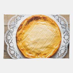 Käsekuchen auf rustikalen Holzkuchen oben. Handtuch