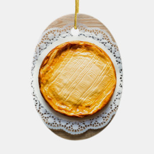 Käsekuchen auf rustikalen Holzkuchen oben. Keramik Ornament