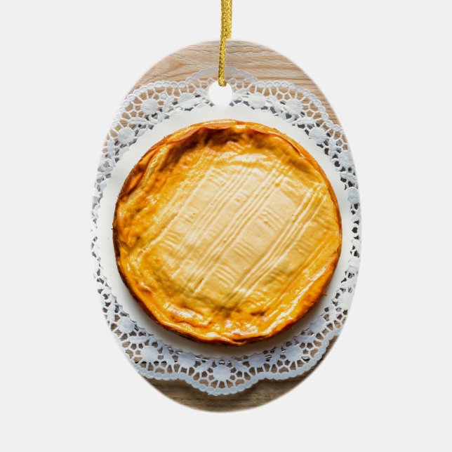 Käsekuchen auf rustikalen Holzkuchen oben. Keramik Ornament (Vorne)