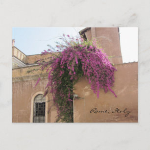 Kaskadierende Blumen an einem alten Gebäude Postkarte