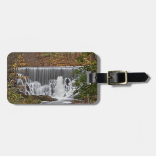 Kaskadierende Wälder Wasserfall und Abfall Blätter Gepäckanhänger