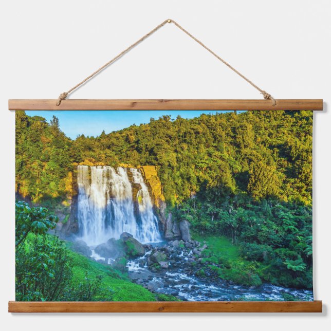 Kaskadierendes Wasserfall üppiger Wald Landschaft  Wandteppich Mit Holzrahmen (Vorne)