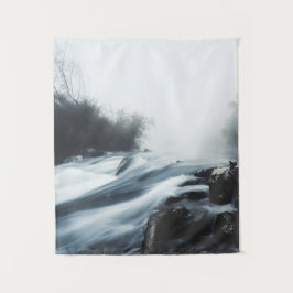 Kaskadierter Wasserfall am nebeligen mystischen Mo Wandteppich