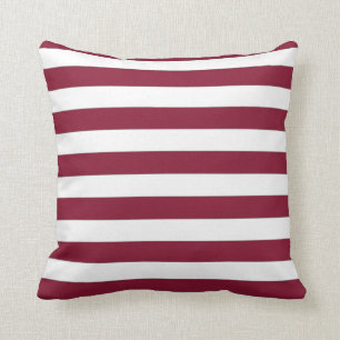 Kastanienbraunes und weißes gestreiftes kissen