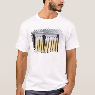 Kasten hölzernes Match mit einem brannte Match T-Shirt