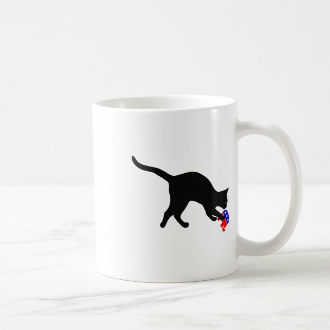 Kat Pouncing on Gop Elephant Funny Democrat Kaffeetasse (Rechts)
