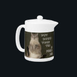KAT "PUT DOWNY YOUR TEA & FÜTTRE ME" Teekanne<br><div class="desc">Weisheitsworte,  wie sie von einer bezaubernden Katze gesprochen werden - "PUT DEINEM TEE NACH UNS UND FÜTTRE MIR" Eine wichtige Erinnerung,  während du deinen Tee genießt - um die Katze füttern! Niedliches Design mit meiner geretteten Katze! Original Foto von Sunny Copyright 2011</div>