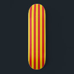 Katalanische Flagge (Katalonien) Skateboard<br><div class="desc">Dieser Eintrag enthält die ikonischen roten und gelben Streifen der katalanischen Flagge. Katalonien (Katalonien) ist eine autonome Gemeinschaft im Nordosten Spaniens,  die über eine starke nationalistische Bewegung verfügt,  die die Unabhängigkeit der Region anstrebt. Die größte Stadt Kataloniens ist Barcelona,  das an der Küste des Mittelmeers liegt.</div>