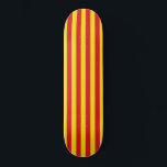 Katalanische Flagge (Katalonien) Skateboard<br><div class="desc">Dieser Eintrag enthält die ikonischen roten und gelben Streifen der katalanischen Flagge. Katalonien (Katalonien) ist eine autonome Gemeinschaft im Nordosten Spaniens, die über eine starke nationalistische Bewegung verfügt, die die Unabhängigkeit der Region anstrebt. Die größte Stadt Kataloniens ist Barcelona, das an der Küste des Mittelmeers liegt.</div>