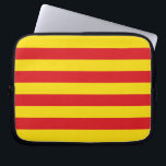 Katalonienflagge Laptopschutzhülle<br><div class="desc">Tragen Sie Ihren katalanischen Stolz mit diesem patriotischen Laptop-Ärmel mit der lebendigen Flagge Kataloniens! Diese Hülle wurde zum Schutz Ihres Laptops mit Stil entworfen und zeigt die ikonischen roten und gelben Streifen des Senyera, die das reiche kulturelle Erbe und die starke Identität Kataloniens symbolisieren. Diese Notebook-Hülle ist perfekt für Studierende,...</div>