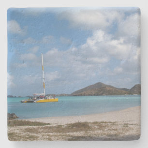 Katamaran am Strand im Untersetzer Antigua