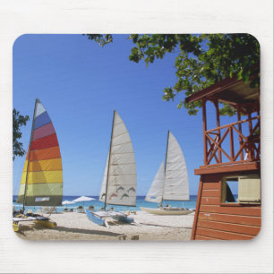 Katamaran und Leibwächter-Stand auf Strand Mousepad