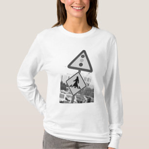 Katar, Ad Dawhah, Doha. Arabische Fußgängerzone  T-Shirt