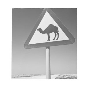 Katar, Al Zubarah. Kamelüberquerungsschild-Straße Notizblock