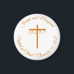 Katholische Gastgeschenk Hochzeit Magnet<br><div class="desc">Das katholische Gastgeschenk Hochzeit Magnet-Design zeichnet sich durch das katholische IHS-Symbol aus, das über einem Kreuz als Mitte-Design angezeigt wird. (IHS ist das Symbol für Christus in der katholischen Kirche) Ihr Text erscheint kreisförmig als Grenze. Design ist sehr erfreulich und sorgt für eine angenehme Gastgeschenk Hochzeit. Entworfen, um sich mit...</div>