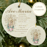 Katholische Jungfrau Mary Ave Maria Baby Jesus Flo Keramik Ornament<br><div class="desc">Dies ist ein wunderschönes,  traditionelles katholisches Bild der gesegneten Jungfrau Mary,  die den Jesus-Säugling mit Vintagen Rose auf einem Marian Cross mit der Hail Mary in Latein. Der Hintergrund ist ein weißes Elfenbeindesign. Die Rückseite des Ornaments hat eine größere Version von Maria und Jesus.</div>