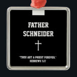 Katholischer Priester Black Clergy Collar Religiös Ornament Aus Metall<br><div class="desc">Jeder Priester wird seine eigene personalisierte Handydose mit dem römisch-katholischen Priester Clergy Kragen,  Kreuz und Schrift Vers haben.</div>