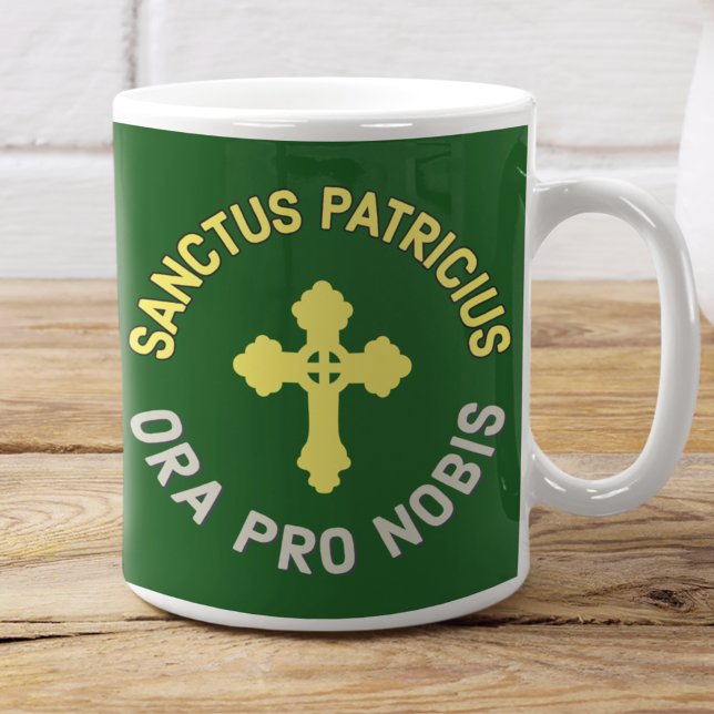 Katholischer St. Patrick's Day Elegantes Latein Ma Kaffeetasse (This religious green and gold Catholic St. Patrick's Day mug is great for Irish coffee!)