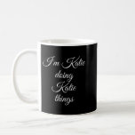 KATIE MACHT KATIE DINGE Funny Birthday Name G Kaffeetasse<br><div class="desc">KATIE MACHT KATIE DINGE Funny Birthday Name Geschenke Idee</div>