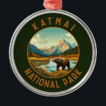 Katmai National Park Bear Retro Distressed Circle Ornament Aus Metall<br><div class="desc">Katmai Vektorgrafik Design. Das Tal der Zehntausend Raucher ist ein Gebiet,  in dem Lavaströme und Asche durch einen massiven Vulkanausbruch entstehen</div>