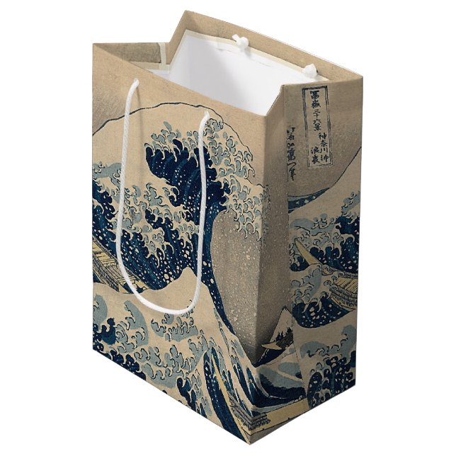 Katsushika Hokusai. Die große Welle vor Kanagawa Mittlere Geschenktüte (Vorderseite Schrägansicht)