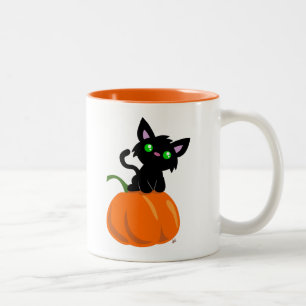 Katz auf einer Kürbiskaffee-Tasse Zweifarbige Tasse