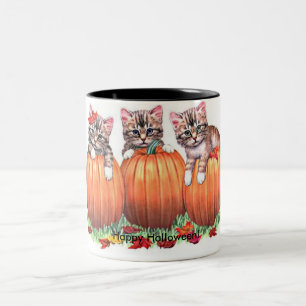 Kätzchen auf Kürbissen zu Halloween Zweifarbige Tasse