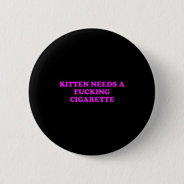Kätzchen braucht eine ausländische Zigarette Lusti Button (Vorderseite)