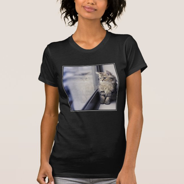 Kätzchen, das heraus Fenster schaut T-Shirt (Vorderseite)