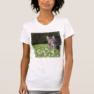 Kätzchen durch die Klee laufen T-Shirt