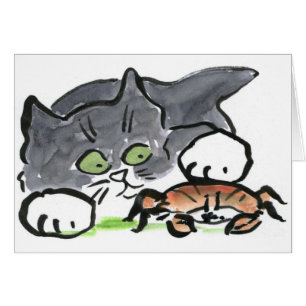 Kätzchen hat eine Krabbe auf dem Strand gefunden