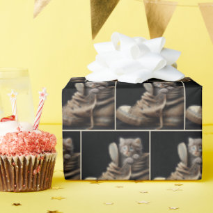 Kätzchen im alten Sneaker Geschenkpapier
