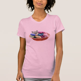 Kätzchen im Korb des Garns T-Shirt
