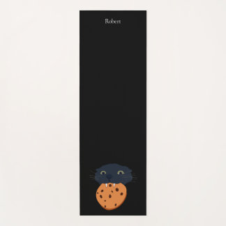 Kätzchen in den Zähnen Yogamatte