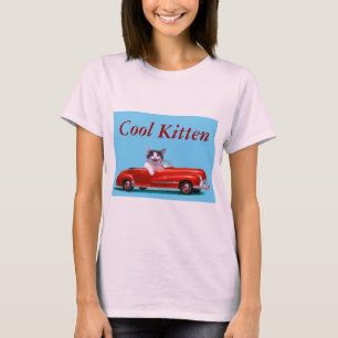 Kätzchen in einem roten Cabrio T-Shirt