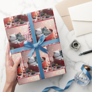 Kätzchen in einer Schachtel mit rotem Herz Geschenkpapier