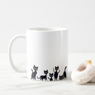 Kätzchen in verschiedenen Positionen Kaffeetasse