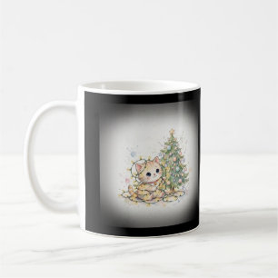 Kätzchen in Weihnachtslichter verheddert Kaffeetasse