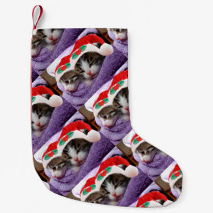 Kätzchen in Weihnachtsmannmützen Weihnachtsmuster Kleiner Weihnachtsstrumpf