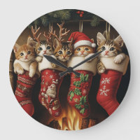 Kätzchen in Weihnachtsstrümpfen am Kamin