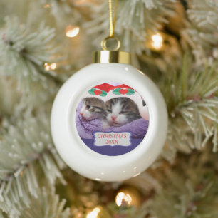 Kätzchen mit roten Weihnachtsmannmützen Weihnachte Keramik Kugel-Ornament