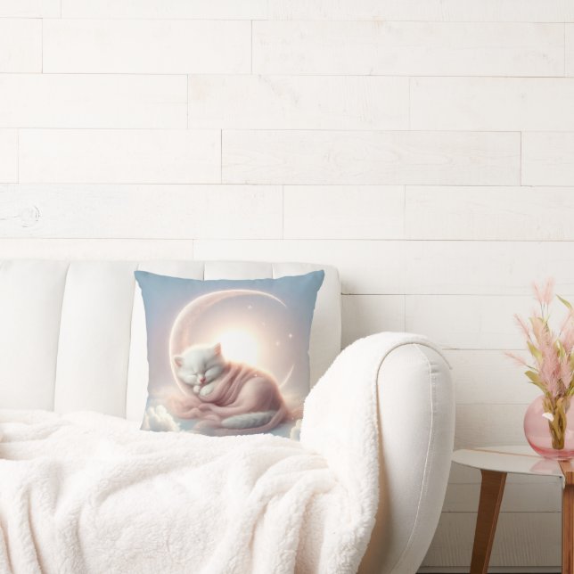 Kätzchen schlafen auf einem Crescent Mond Kissen (Liege)