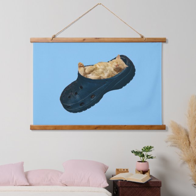Kätzchen schlafen in einem Croc Shoe, die Wand hän Wandteppich Mit Holzrahmen (Schlafzimmer)